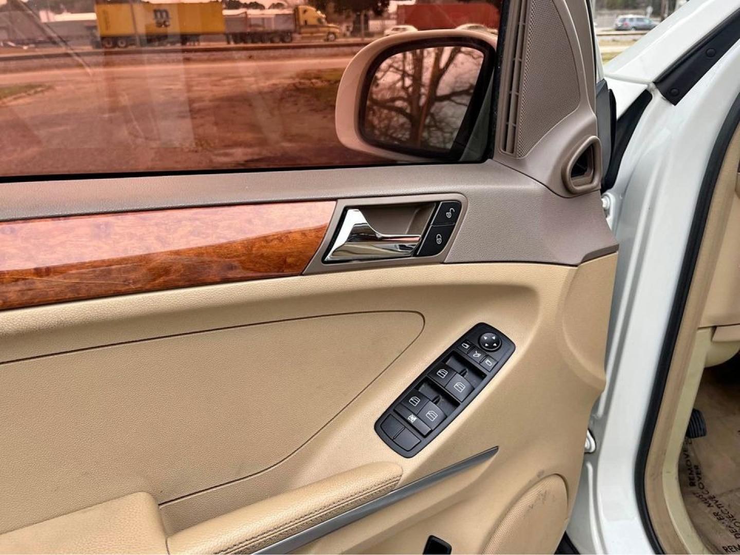 2008 WHITE /Tan Mercedes-Benz M-Class ML350 (4JGBB86E48A) with an 3.5L V6 DOHC 24V engine, 7-Speed Automatic Overdrive transmission, located at 5700 Curlew Drive, Norfolk, VA, 23502, (757) 455-6330, 36.841885, -76.209412 - Photo#15